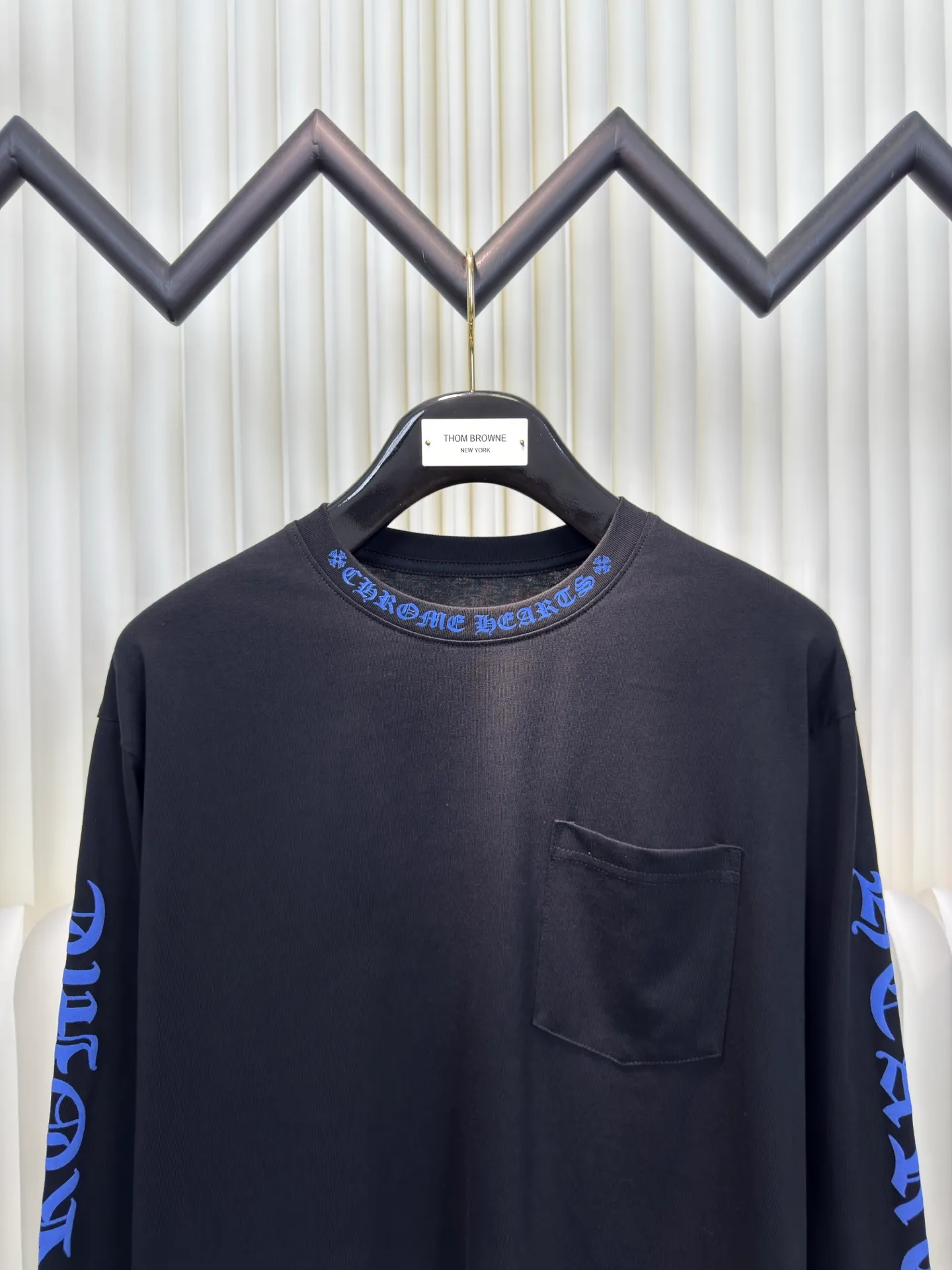 P290 Chrome Heart 1988 limited long sleeves. The fabric is made of 26-woven 220g cotton. The printing uses a variety of printing techniques. Thermosetting ink printing. High-temperature foam printing. Size S M L